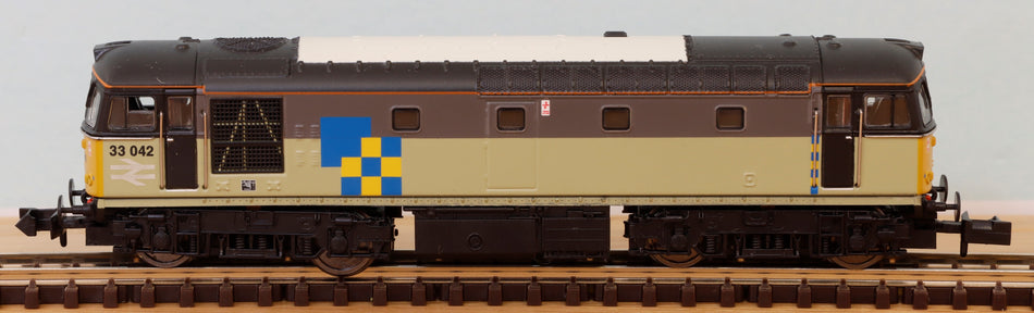 2D-001-007 Dapol Class 33/0 33042 in Railfreight Construction sector triple grey
